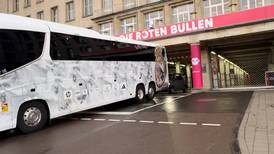 Chocaron el autobús del Real Madrid cuando un carro le sacó fotos en plena carretera a Leipzig (VIDEO)
