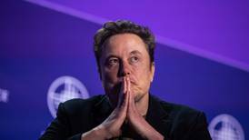 Tesla hila año de ganancias decepcionantes... y Musk pide a accionistas disconformes que se vayan