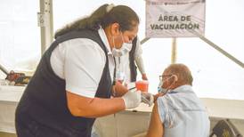 Sin distancia y sin orden, vacunan casi a 5 mil en Ecatepec