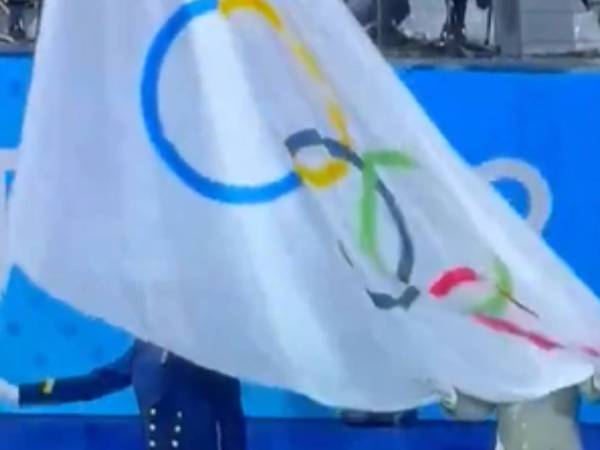 Bandera olímpica es izada al revés en inauguración de los Juegos París 2024