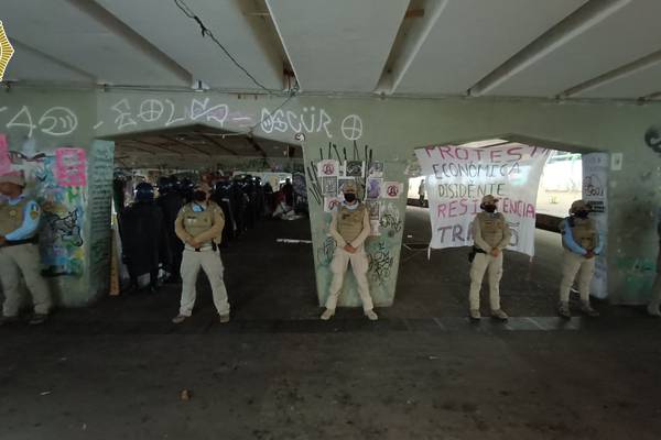 Gobierno CDMX desaloja bajo puente de Glorieta de los Insurgente; La Tianguis Disidente protesta