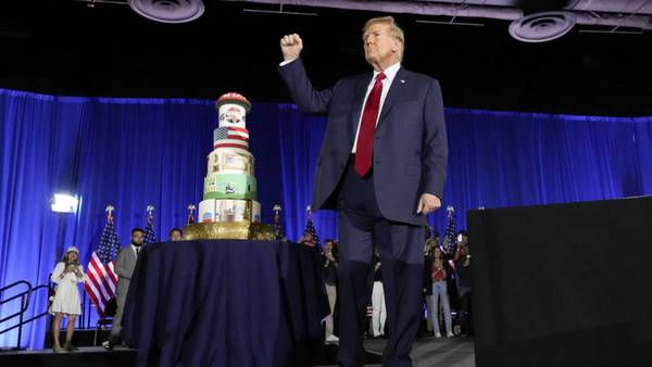 Donald Trump celebra su cumpleaños con enorme pastel y ataques a Biden: ¿Cuántos años cumplió?