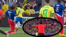 ¡Ridículo en Estados Unidos vs Brasil! Árbitro usa VAR para anular falta en media cancha (VIDEO)