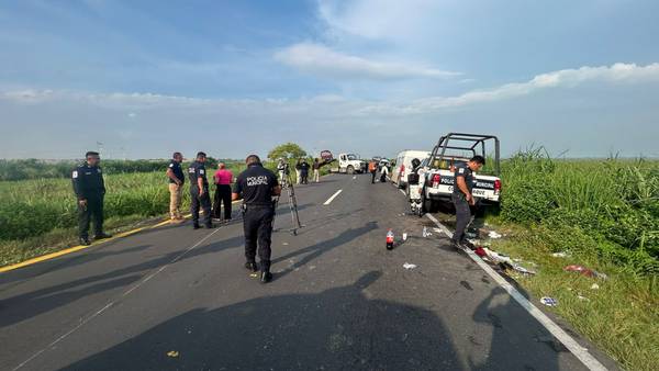 Camioneta que transportaba personas migrantes vuelva en Veracruz; hay 12 heridos