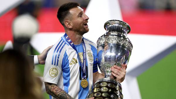 Messi supera a Dani Alves y se convierte en el futbolista con MÁS TÍTULOS en toda la historia