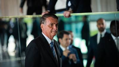 Hospitalizan a Jair Bolsonaro, presidente de Brasil, por dolor abdominal