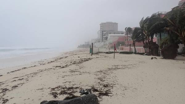 Huracán ‘Beryl’ tira espectaculares y árboles tras paso por Quintana Roo; reporta daños mínimos