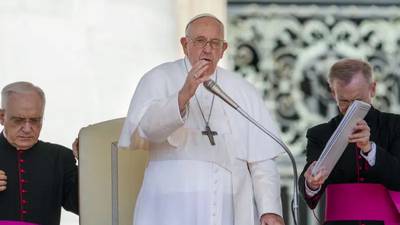 ‘¿Cuándo haremos la tercera?’ Papa Francisco bromea tras operación de hernia abdominal
