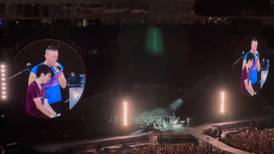 ‘¿Puedo tocar Gravity con ustedes?’: Mexicano sube al escenario y toca el piano con Coldplay