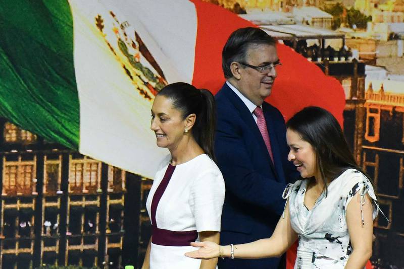 Marcelo Ebrard (en medio) acompañando a Claudia Sheinbaum, virtual presidenta electa (izquierda) y a Karen Castrejón, dirigente nacional del PVEM (derecha)(Foto: JASSO/CUARTOSCURO)