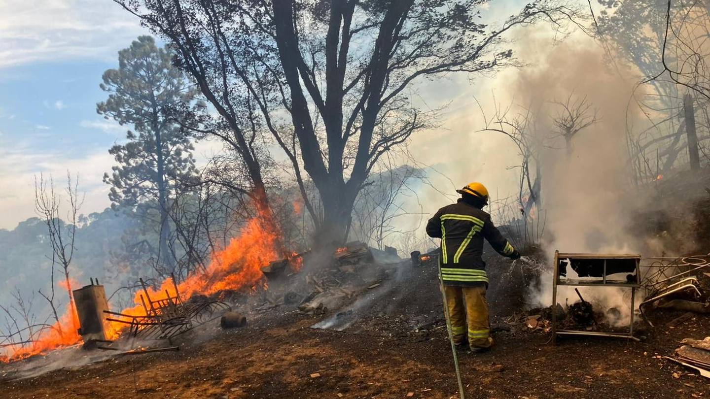 Humo de incendios forestales atrapa a Cuernavaca