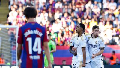 Real Madrid vence 2-1 al Barcelona en clásico español con gol en tiempo de compensación