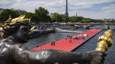 La alcaldesa de París insiste en el chapuzón: ¿Por qué quieren ensuciar el río Sena antes de los Olímpicos? 