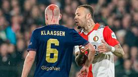 ¡Le abrieron la cabeza! Suspenden el Feyenoord-Ajax por agresión de la grada a Klaassen (VIDEO)