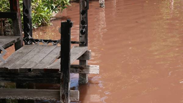 Refinería Dos Bocas contamina aguas del Río Seco, denuncian pescadores de Paraíso, Tabasco   