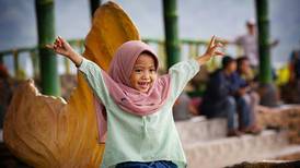 Mujeres y niñas se 'despiden' del hiyab obligatorio en escuelas de Indonesia