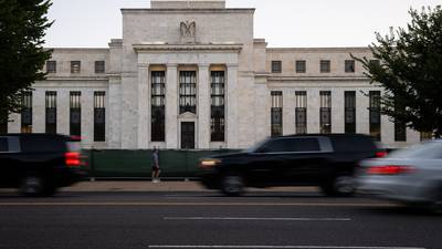 Fed va por política más restrictiva para reducir la alta inflación, señalan minutas