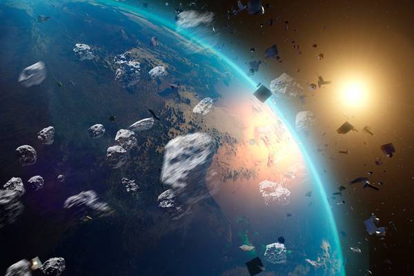 Un riesgo de 191 mil mdd ‘vuela’ sobre la Tierra: ¿Por qué la basura espacial amenaza tu dinero?