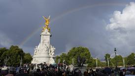 Muerte de la Reina Isabel II: Británicos se reúnen en el Palacio de Buckingham para despedirla