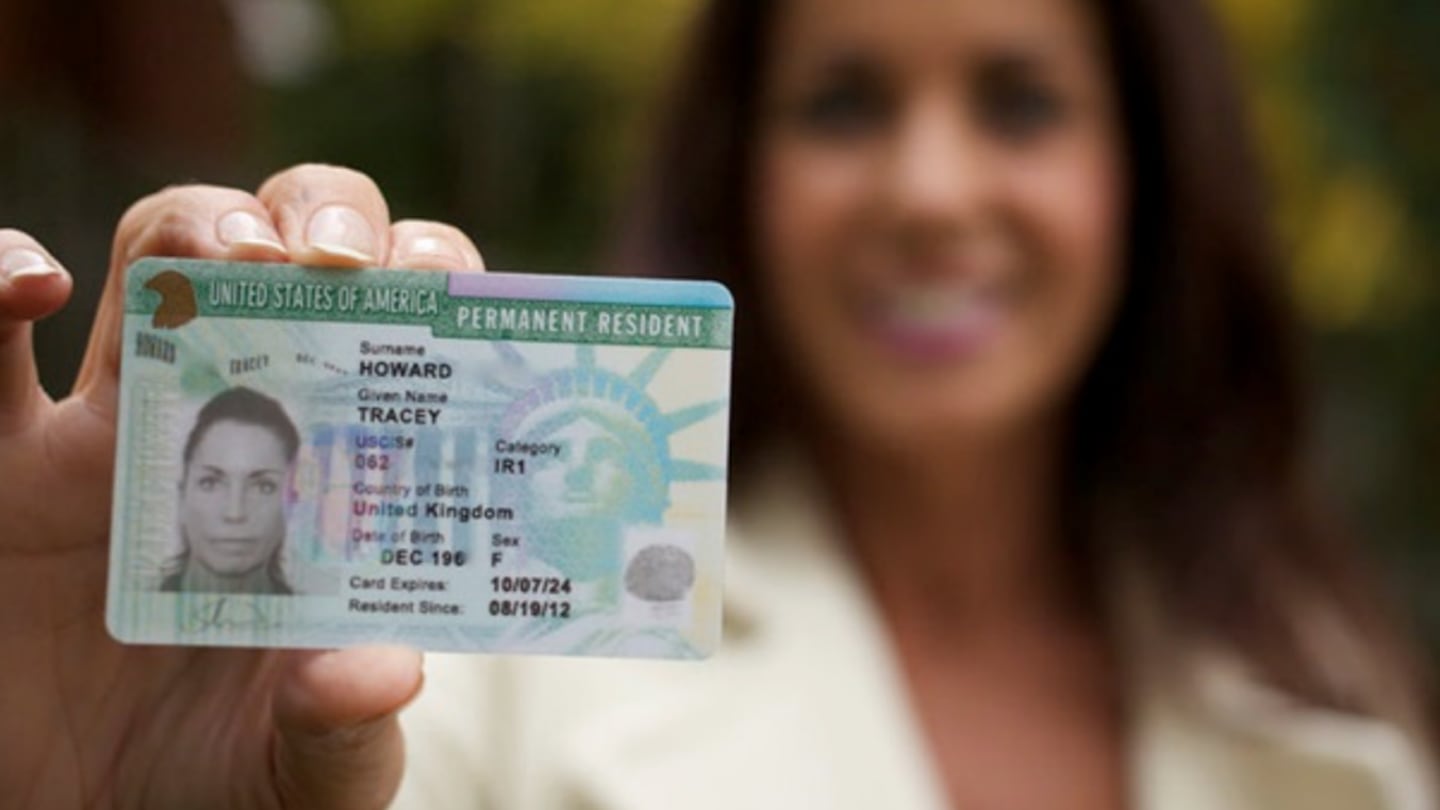 <strong> USCIS es el organismo encargado de tramitar las green cards o tarjetas de residencia permanente. Foto: El Financiero</strong>   