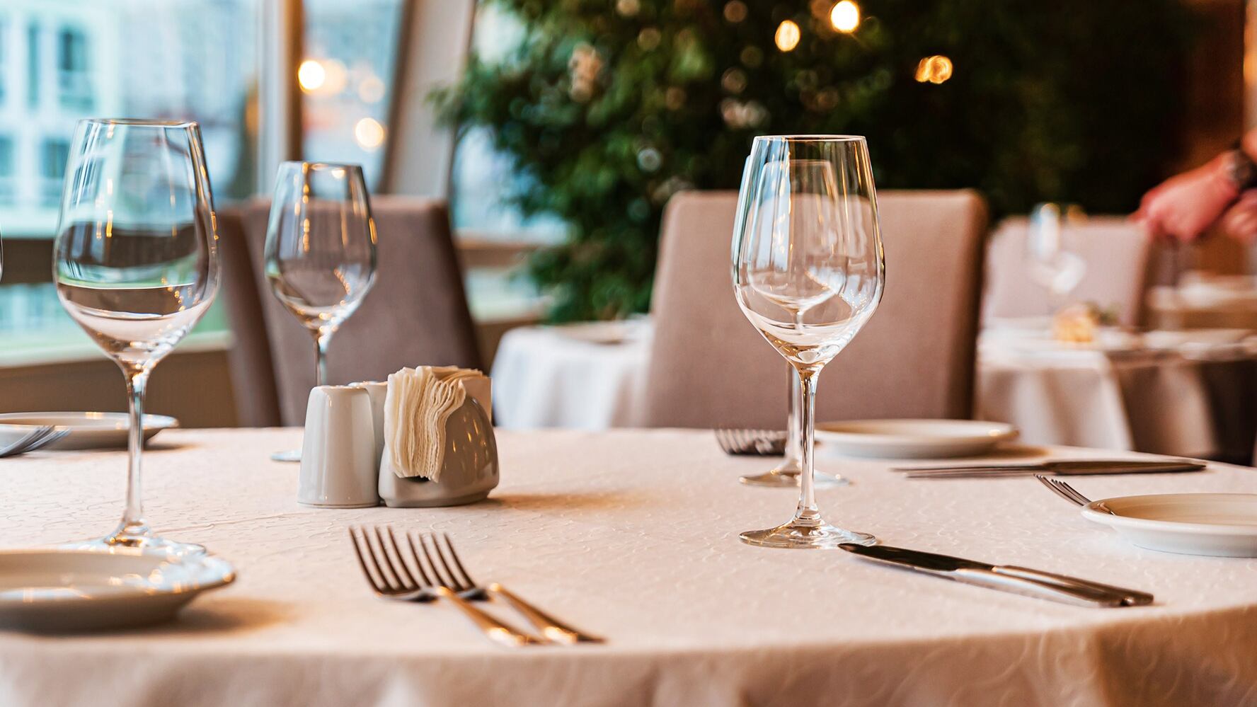 Esta tradicional y habitual práctica de los restaurantes en España es ilegal 3 Merca2.es ¿Qué hacer si te cobran el cubierto?