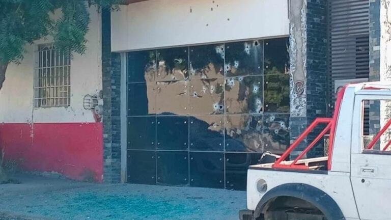 ‘Llueven’ volantes en Culiacán; señalan a Peso Pluma y otros influencers de apoyar a Los Chapitos – El Financiero Damage to a home in Tijuana after a drive-by shooting.