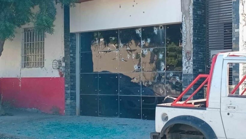 ‘Llueven’ volantes en Culiacán; señalan a Peso Pluma y otros influencers de apoyar a Los Chapitos – El Financiero Image of damaged home