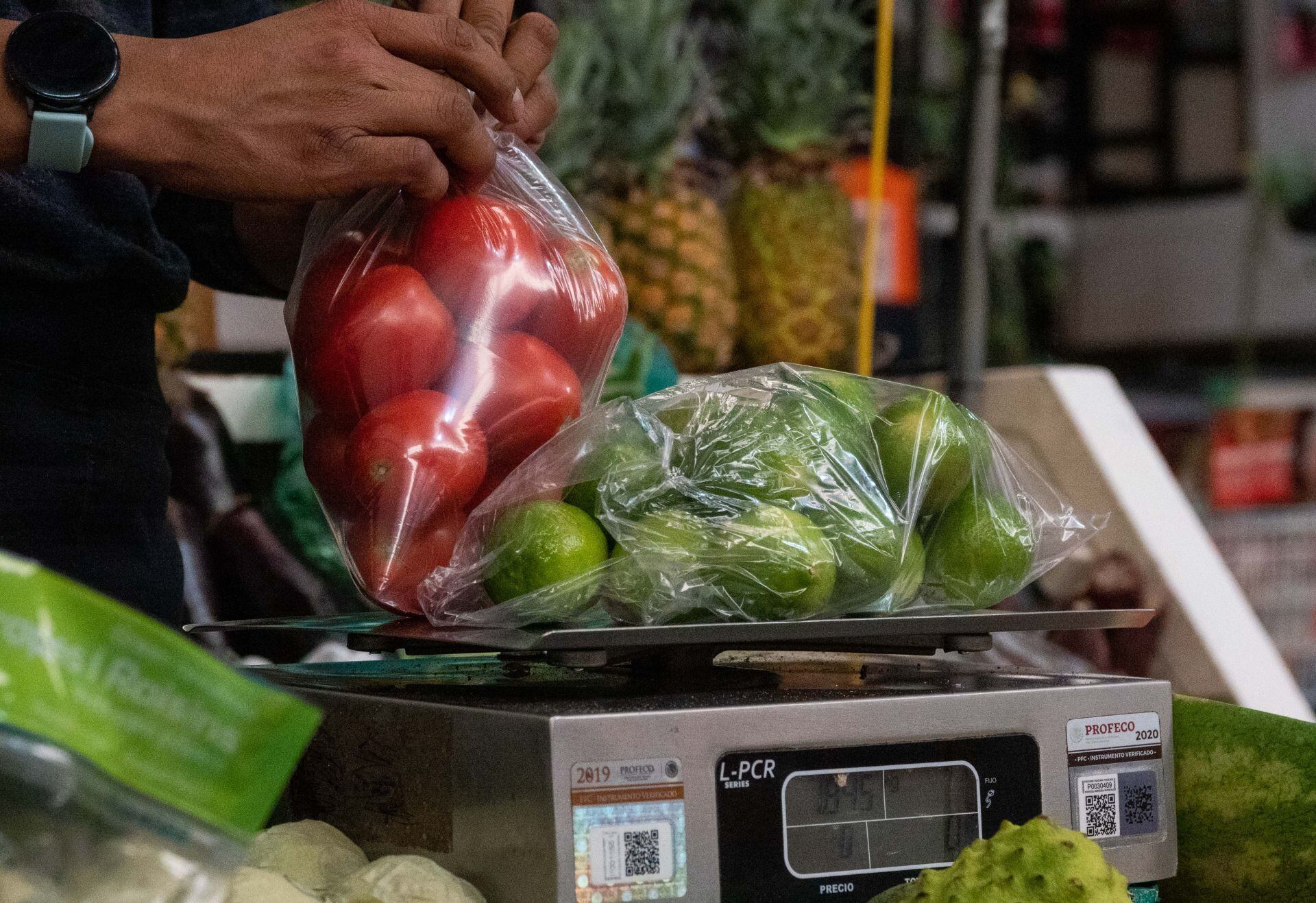 El chayote tuvo una caída en su precio de 45.66% quincenal; el tomate verde, 9.35%, y el jitomate, 4.91%