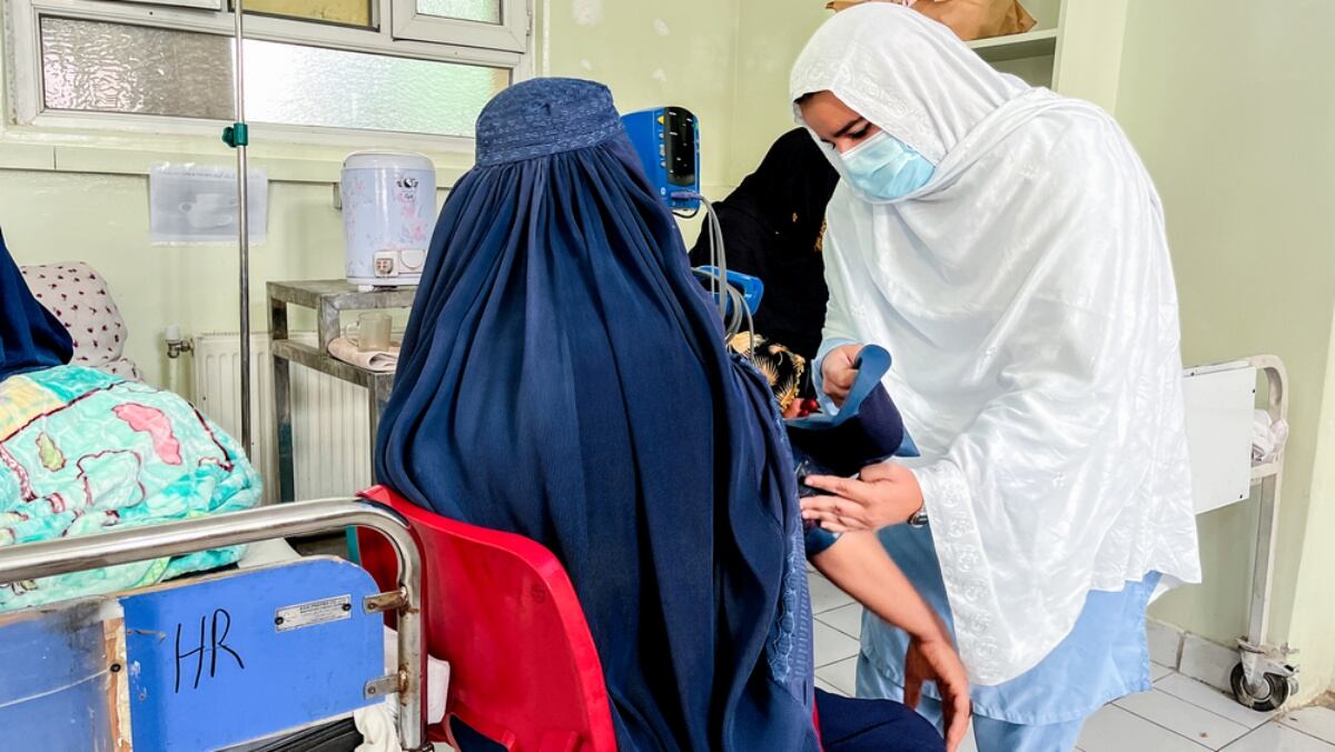 La exclusión de las mujeres de los institutos médicos amenaza el futuro de la atención sanitaria en Afganistán – El Financiero An MSF nurse places a blood pressure cuff on a woman's arm to check her blood pressure. (Photo: Paul Odongo/ MSF)