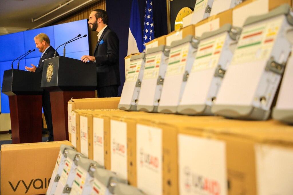 Ron Johnson fue militar y trabajó en la CIA – El Financiero Ron Johnson and Nayib Bukele