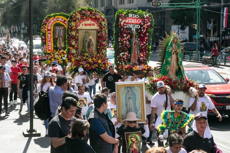 ¿Por qué es tan especial la imagen de la Virgen de Guadalupe? – El Financiero Pilgrims gather at the Basilica of Guadalupe
