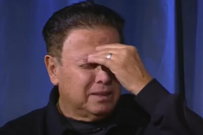 Mario Bezares no pudo contener las lágrimas al recordar la muerte de su hermano, (Foto: Captura YouTube / Las Estrellas)