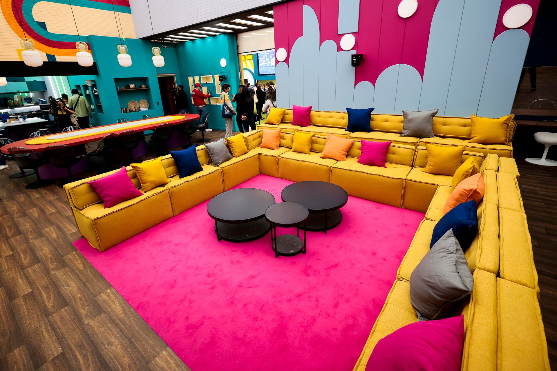 La sala principal de 'La Casa de los Famosos México ' cambió de colores y decoraciones. (Foto: EFE)