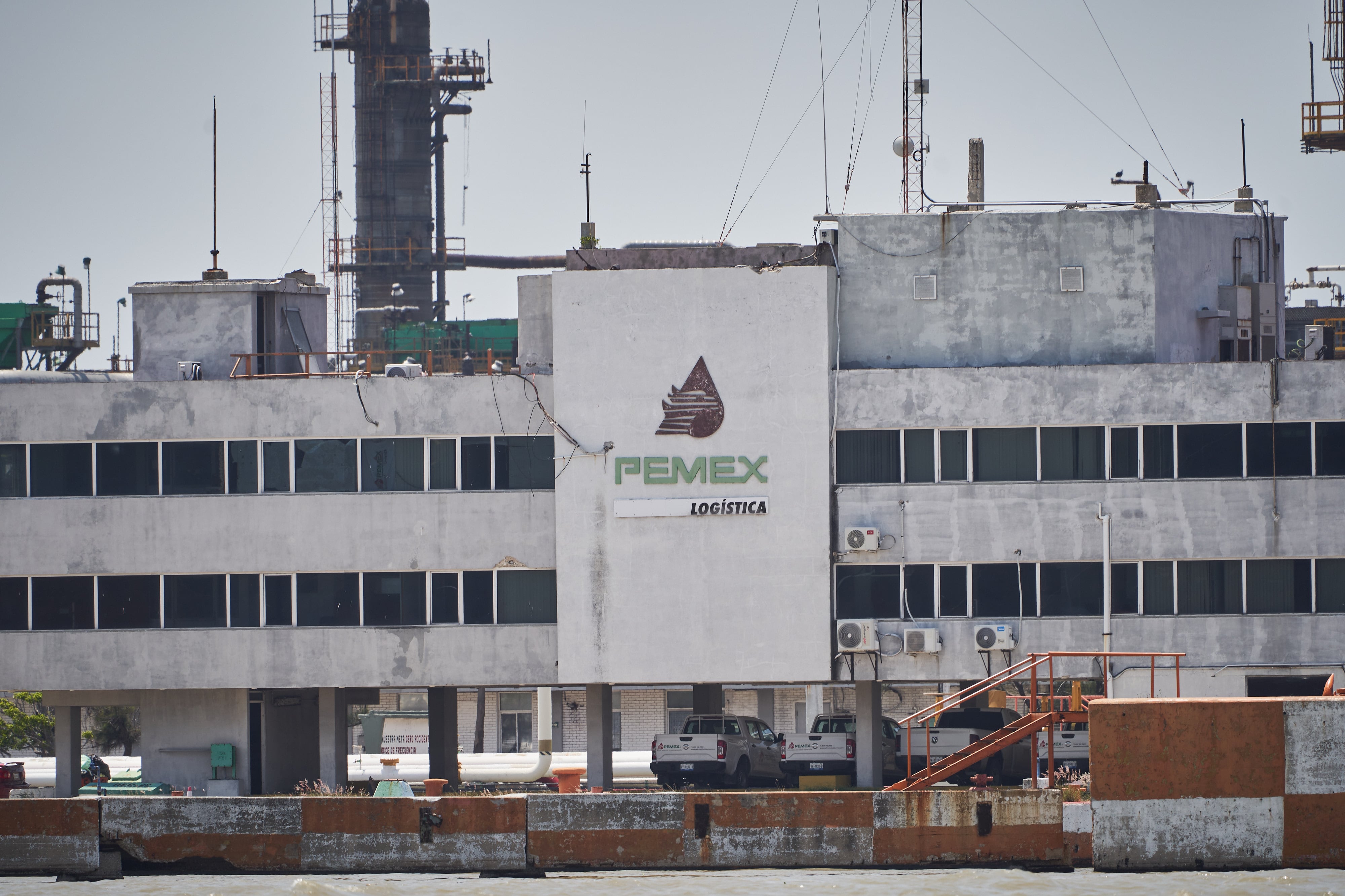 ¿Garantizar la deuda de Pemex y CFE?