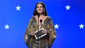 Anne Hathaway 'se roba los reflectores' con su outfit de los 70 en la alfombra de los Critic's Choice Awards