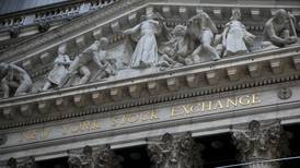 Wall Street cierra mixto: Confianza del consumidor y comentarios de la Fed ‘tumban’ al Dow Jones