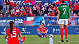 Selección de Chile protestó contra sus directivos en la Final ante México; se sentaron en el campo