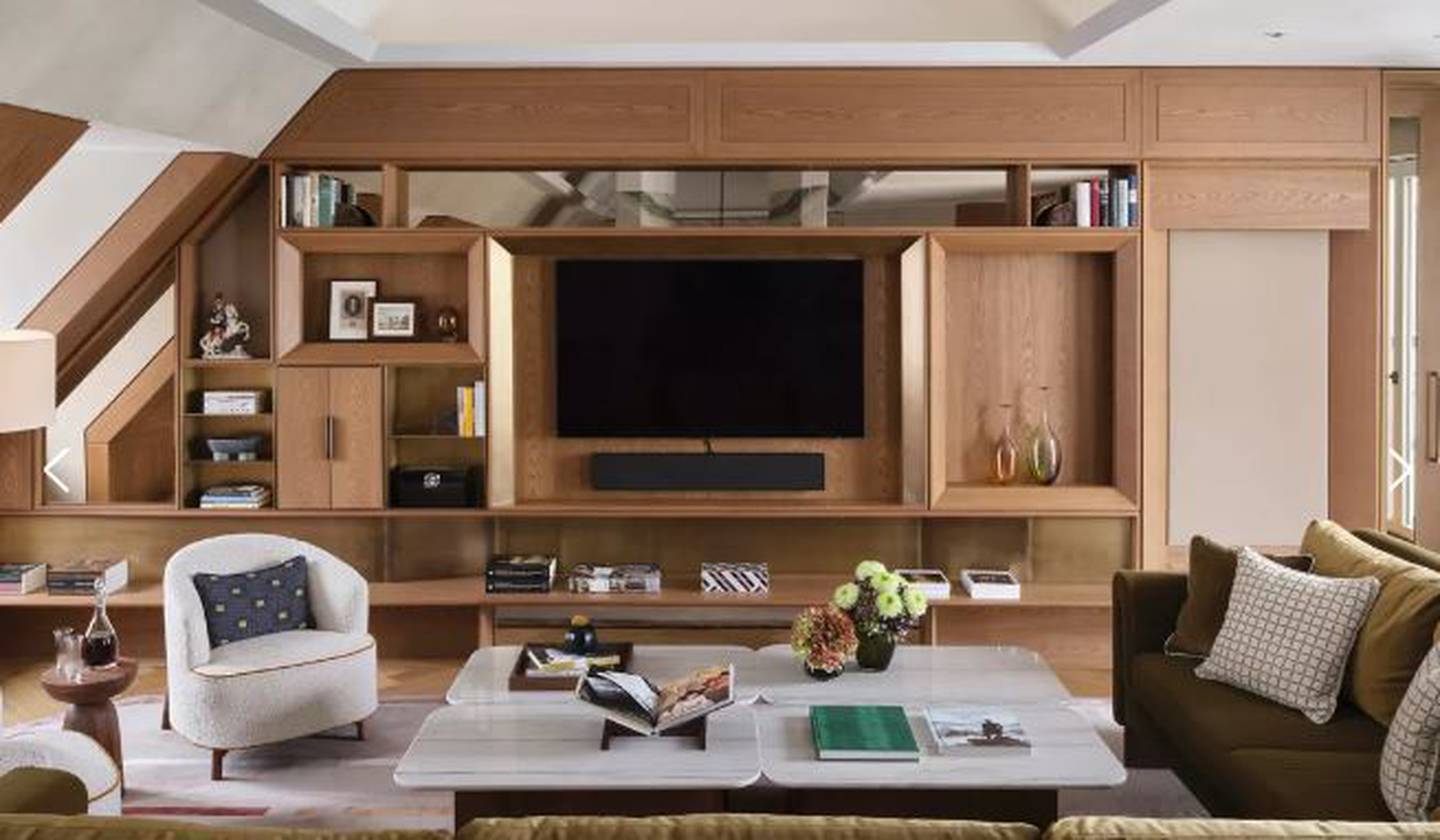 La lujosa habitación de Adele tiene pantallas de 55 pulgadas. (Foto: Rosewood.com)