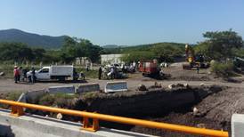 Ejidatarios en Morelos detienen construcción de autopista por falta de pago
