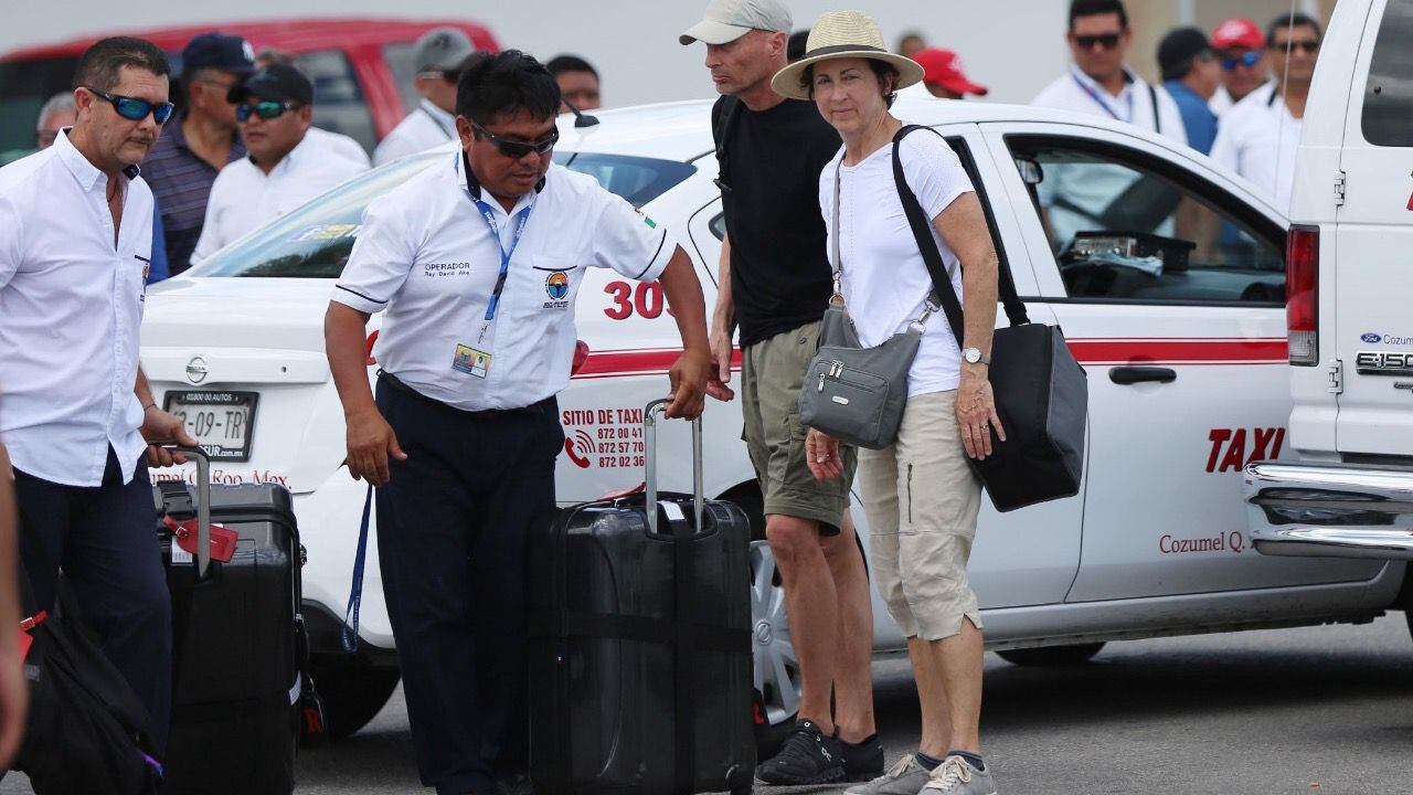 Taxistas bloquean el aeropuerto de Cozumel – El Financiero